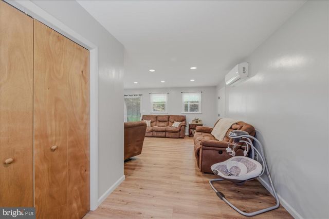 211 CRESTVIEW LN, Berkeley Springs, WV 25411