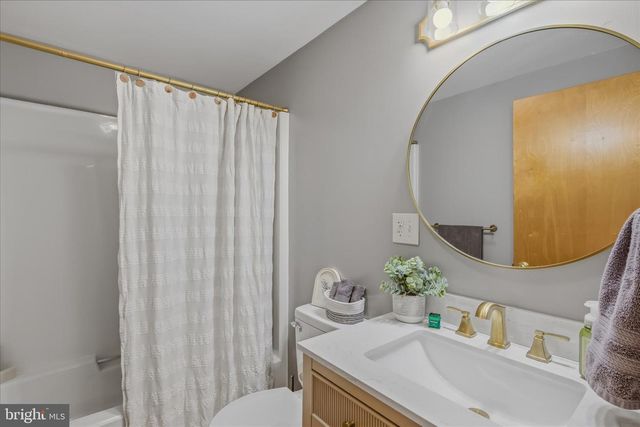 211 CRESTVIEW LN, Berkeley Springs, WV 25411