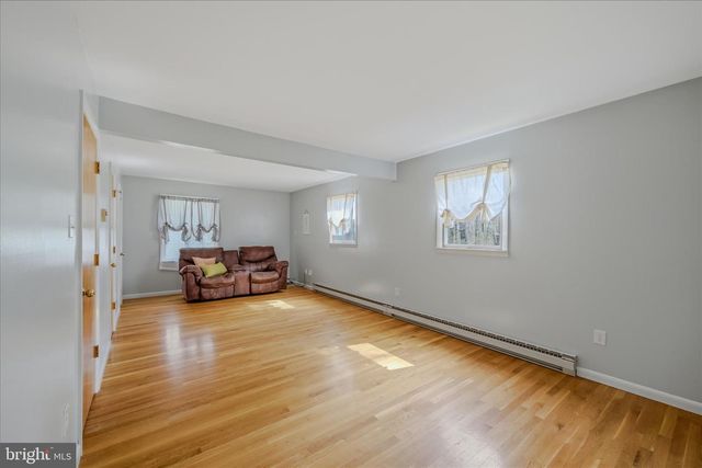 211 CRESTVIEW LN, Berkeley Springs, WV 25411
