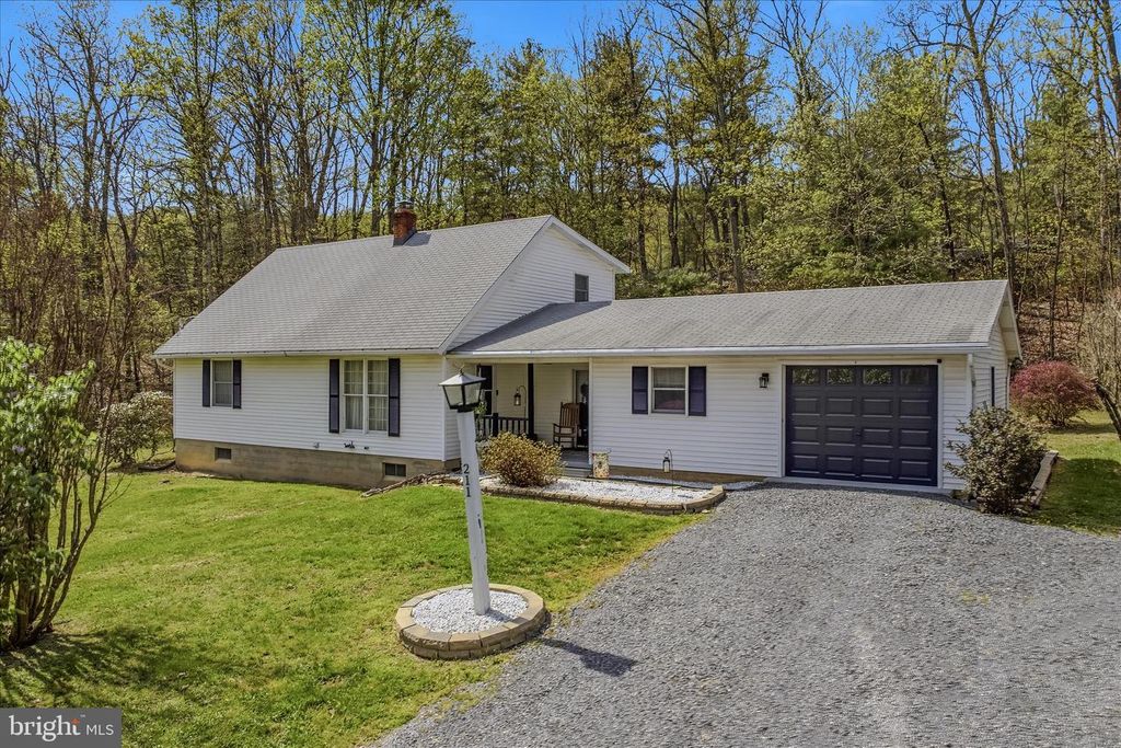 211 CRESTVIEW LN, Berkeley Springs, WV 25411