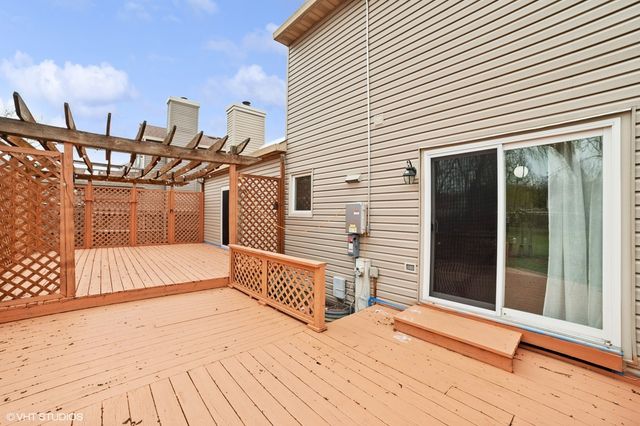 18 Ascot Lane, Streamwood, IL 60107