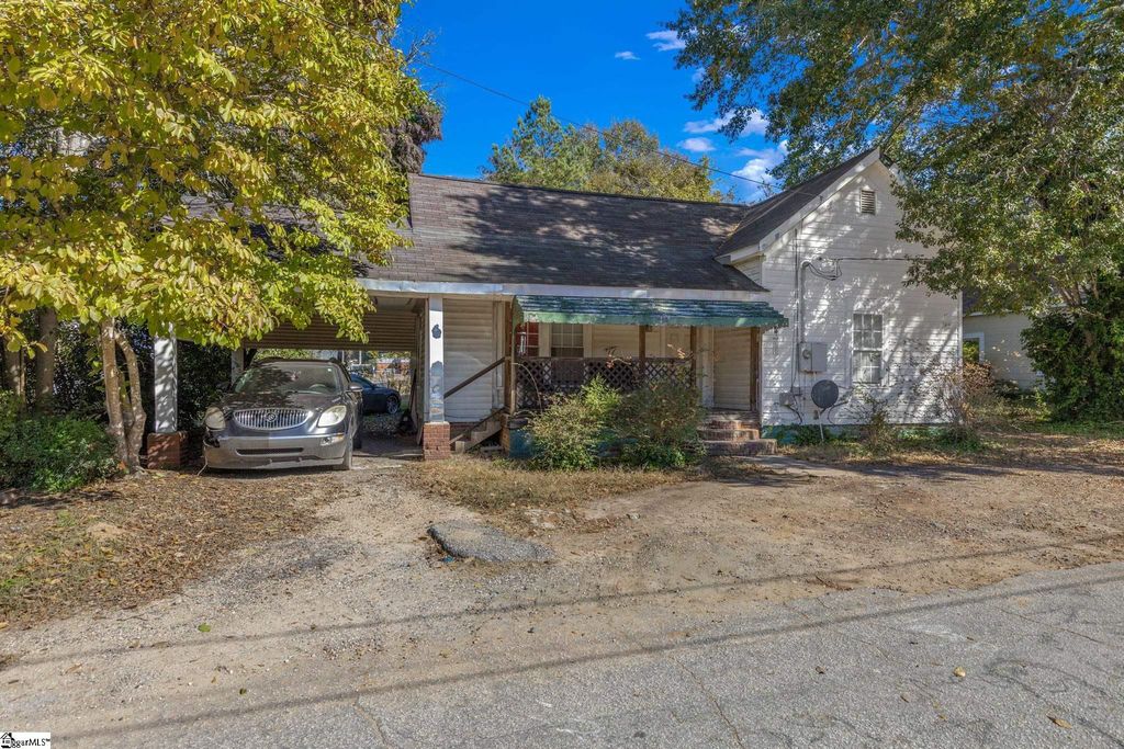 11 Hammett Street, Laurens, SC 29360