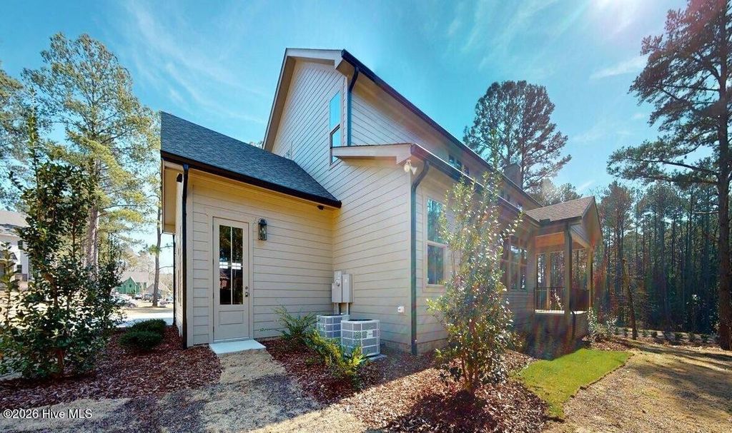 Image 3 of property listing at 305 Sloan Lane, Pinehurst, NC 28374