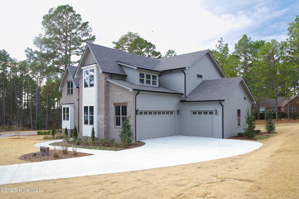 Image 4 of property listing at 305 Sloan Lane, Pinehurst, NC 28374