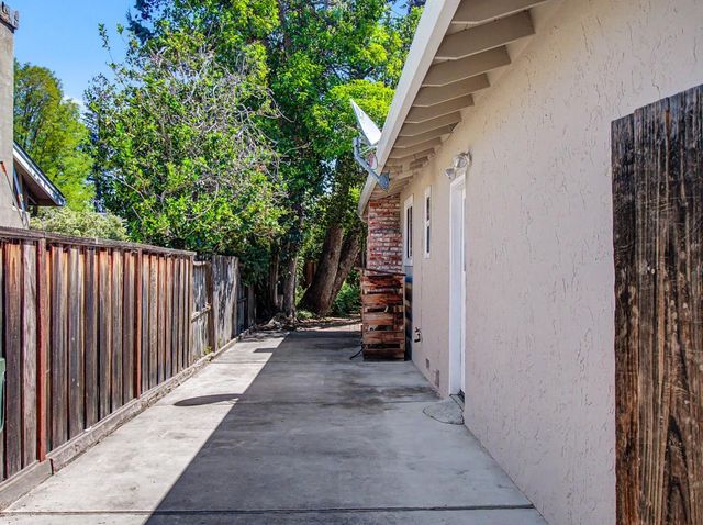 2091 Robinhood Lane, Los Altos, CA 94024