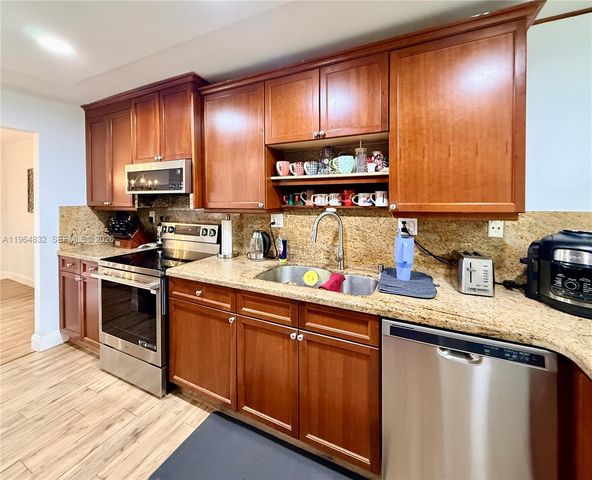 9717 N New River Canal Rd 406, Plantation, FL 33324