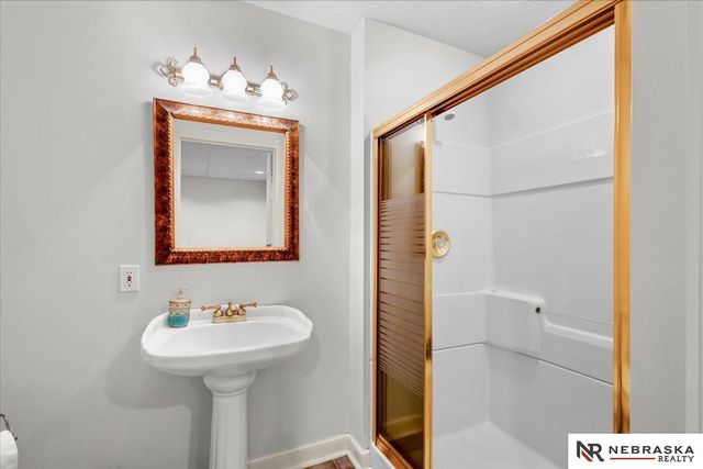 16767 J Circle, Omaha, NE 68135