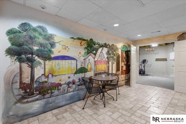 16767 J Circle, Omaha, NE 68135