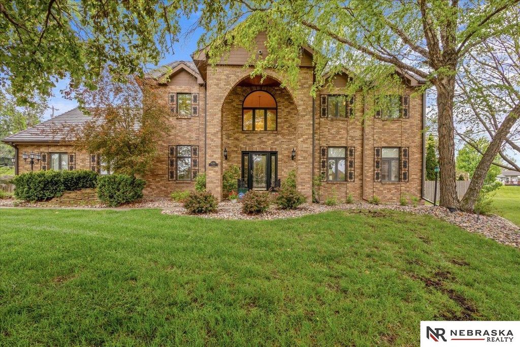 16767 J Circle, Omaha, NE 68135