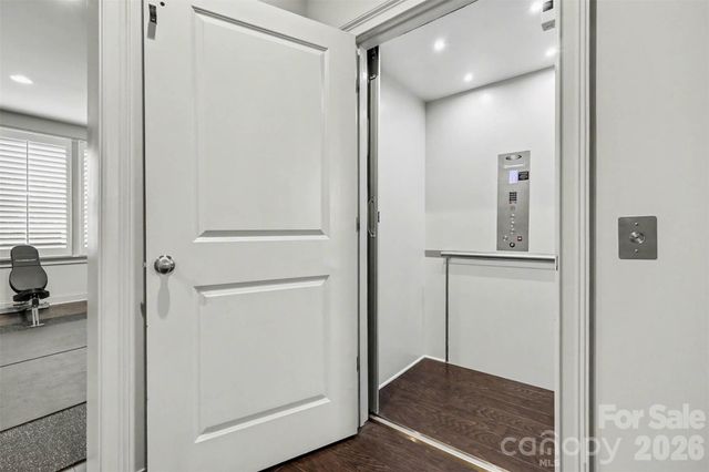 3030 Fairview Villa Court, Charlotte, NC 28209