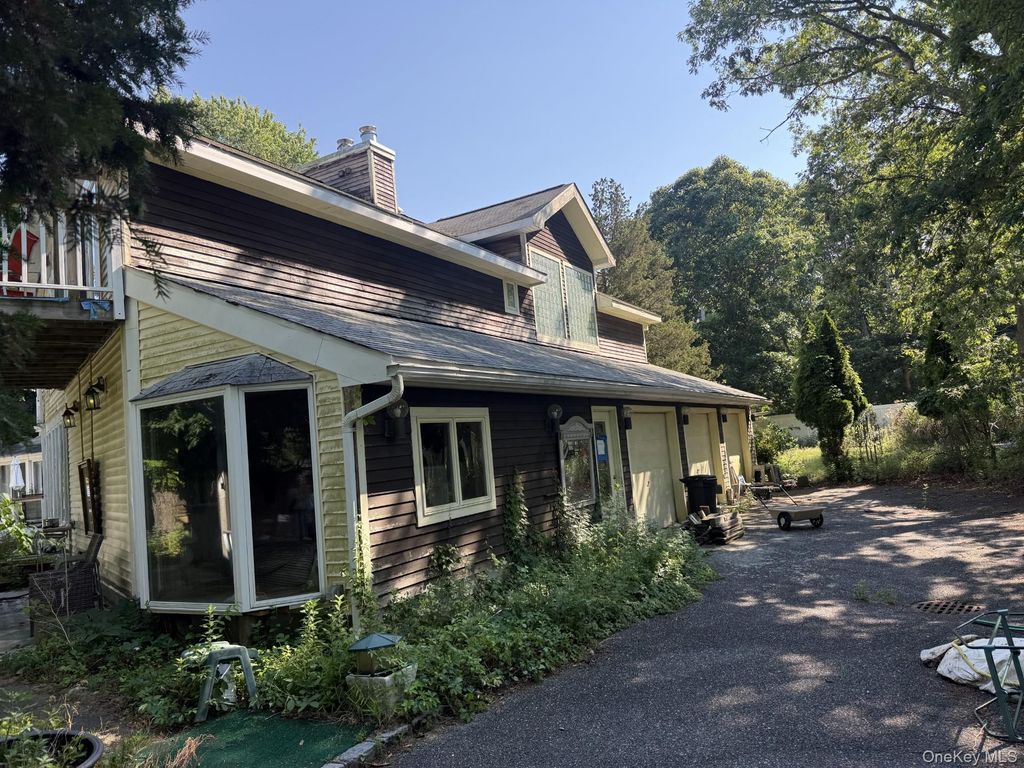 47 Old Neck Road S, Center Moriches, NY 11934