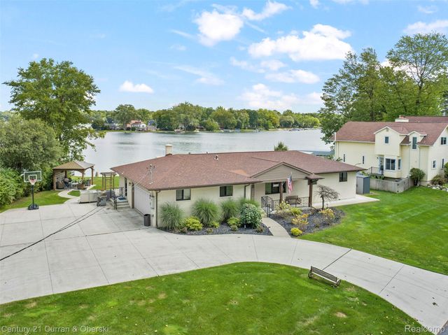 4255 Lakewood Drive, Waterford Charter Township, MI 48329