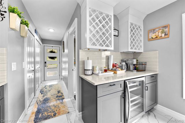 4255 Lakewood Drive, Waterford Charter Township, MI 48329