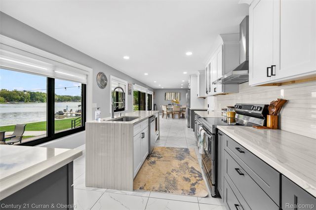 4255 Lakewood Drive, Waterford Charter Township, MI 48329