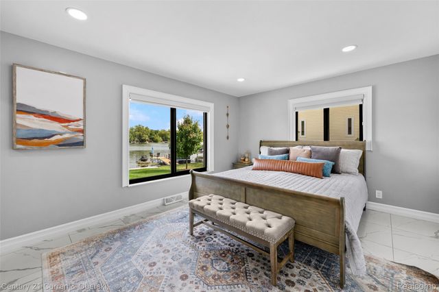 4255 Lakewood Drive, Waterford Charter Township, MI 48329