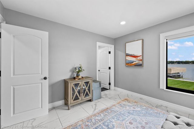 4255 Lakewood Drive, Waterford Charter Township, MI 48329