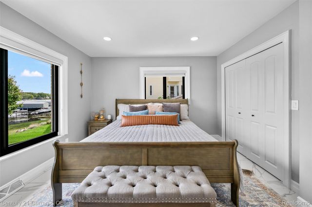 4255 Lakewood Drive, Waterford Charter Township, MI 48329