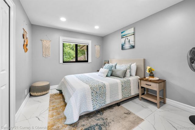 4255 Lakewood Drive, Waterford Charter Township, MI 48329