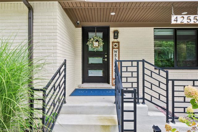 4255 Lakewood Drive, Waterford Charter Township, MI 48329