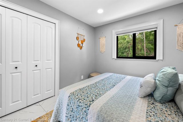 4255 Lakewood Drive, Waterford Charter Township, MI 48329