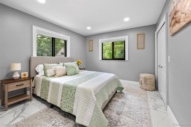 4255 Lakewood Drive, Waterford Charter Township, MI 48329