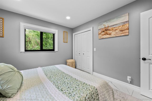 4255 Lakewood Drive, Waterford Charter Township, MI 48329