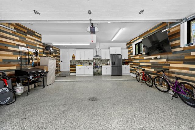 4255 Lakewood Drive, Waterford Charter Township, MI 48329