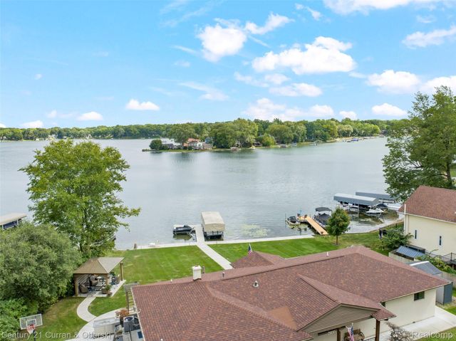 4255 Lakewood Drive, Waterford Charter Township, MI 48329