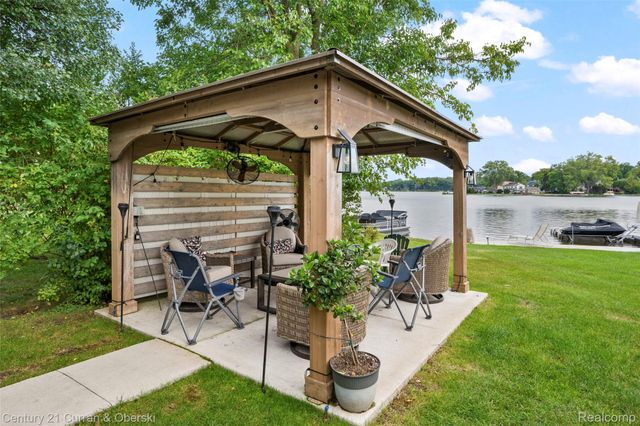 4255 Lakewood Drive, Waterford Charter Township, MI 48329