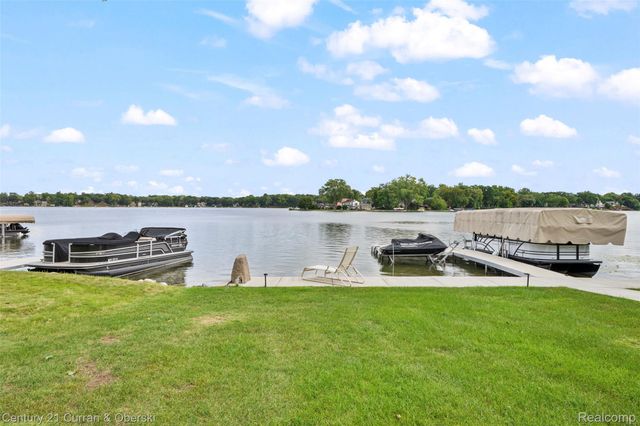 4255 Lakewood Drive, Waterford Charter Township, MI 48329