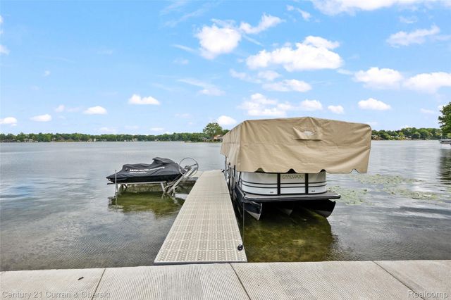 4255 Lakewood Drive, Waterford Charter Township, MI 48329