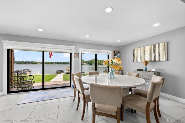 4255 Lakewood Drive, Waterford Charter Township, MI 48329