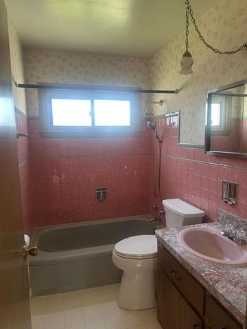 708 Columbia AVENUE, South Milwaukee, WI 53172