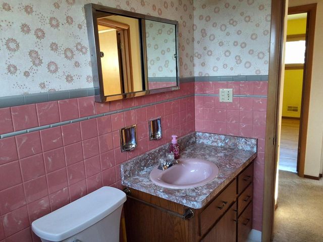 708 Columbia AVENUE, South Milwaukee, WI 53172