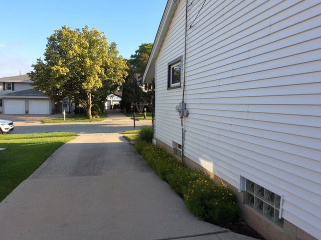 708 Columbia AVENUE, South Milwaukee, WI 53172