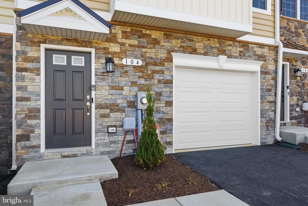 Image 2 of property listing at 104 POTOMAC CT, Prince Frederick, MD 20678