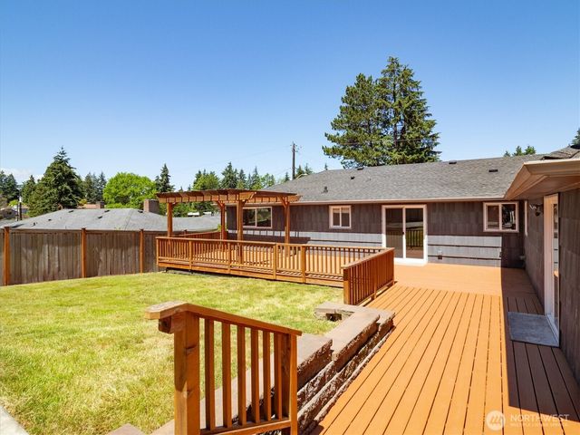 605 S 198th Street, Des Moines, WA 98148