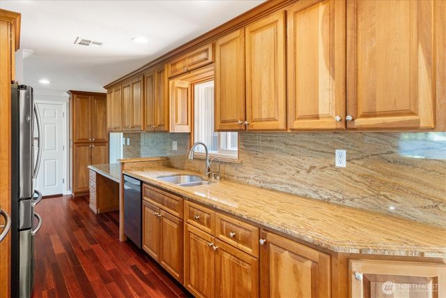 605 S 198th Street, Des Moines, WA 98148