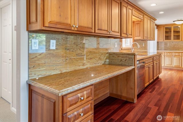 605 S 198th Street, Des Moines, WA 98148