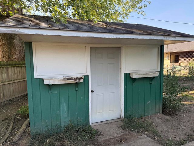 2001 W 10th Street, Muncie, IN 47302