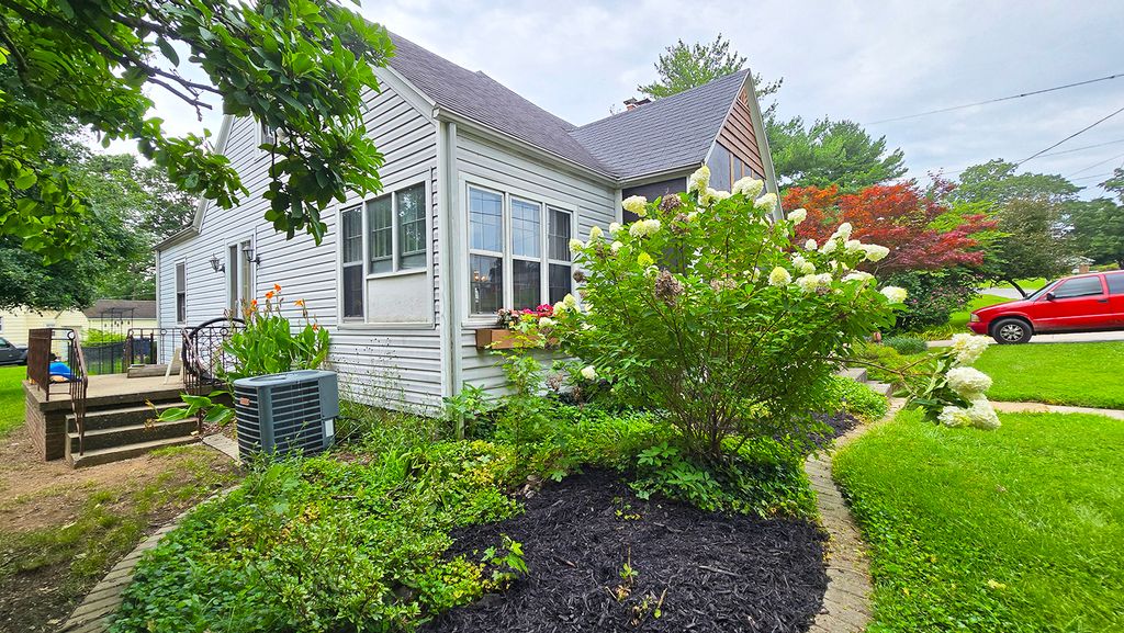 Image 6 of property listing at 725 Magnolia Avenue, Mt Vernon, IL 62864