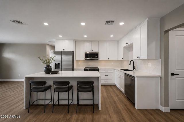 641 W EMERALD Avenue, Mesa, AZ 85210