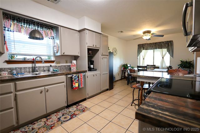 1205 E Ellis Avenue, Davis, OK 73030