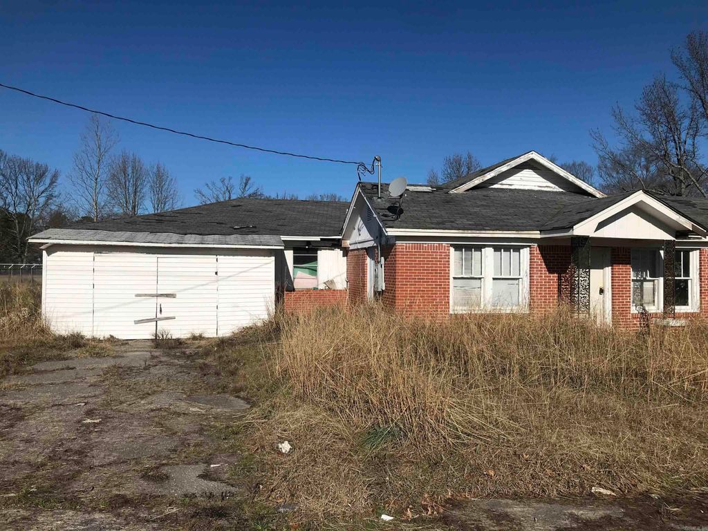 2412 S Camden Road, Pine Bluff, AR 71603