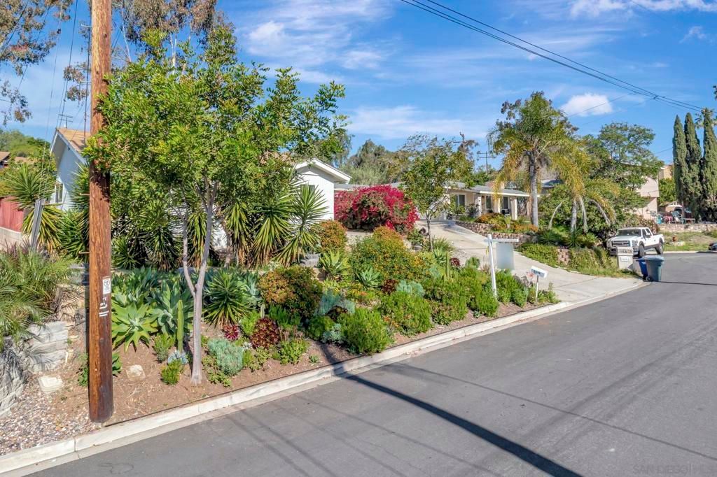 Image 3 of property listing at 5590 Maryland Ave, La Mesa, CA 91942