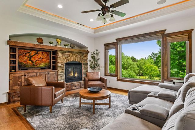 8455 Duck Trail, Victoria, MN 55386
