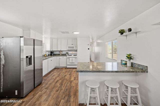 13140 W EL LOBO Road, Tucson, AZ 85743