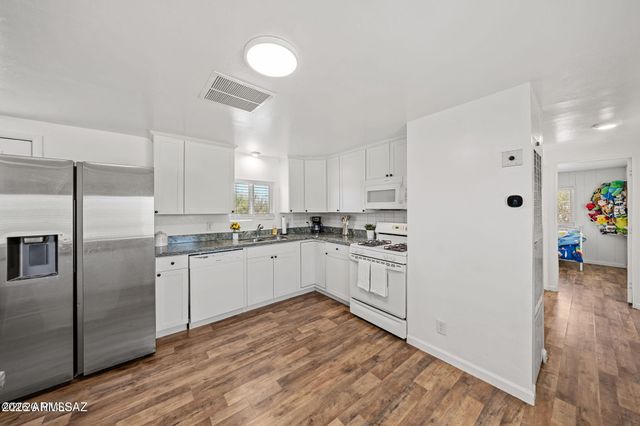 13140 W EL LOBO Road, Tucson, AZ 85743