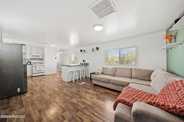 13140 W EL LOBO Road, Tucson, AZ 85743