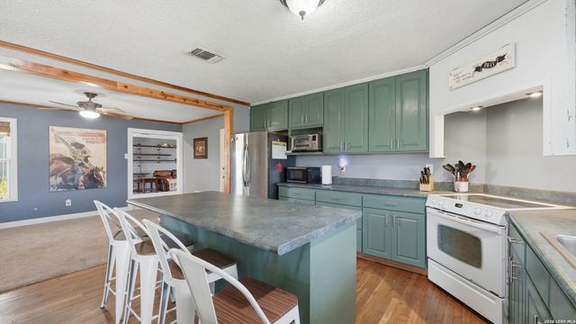 8204 New Sulphur Springs Rd, San Antonio, TX 78263